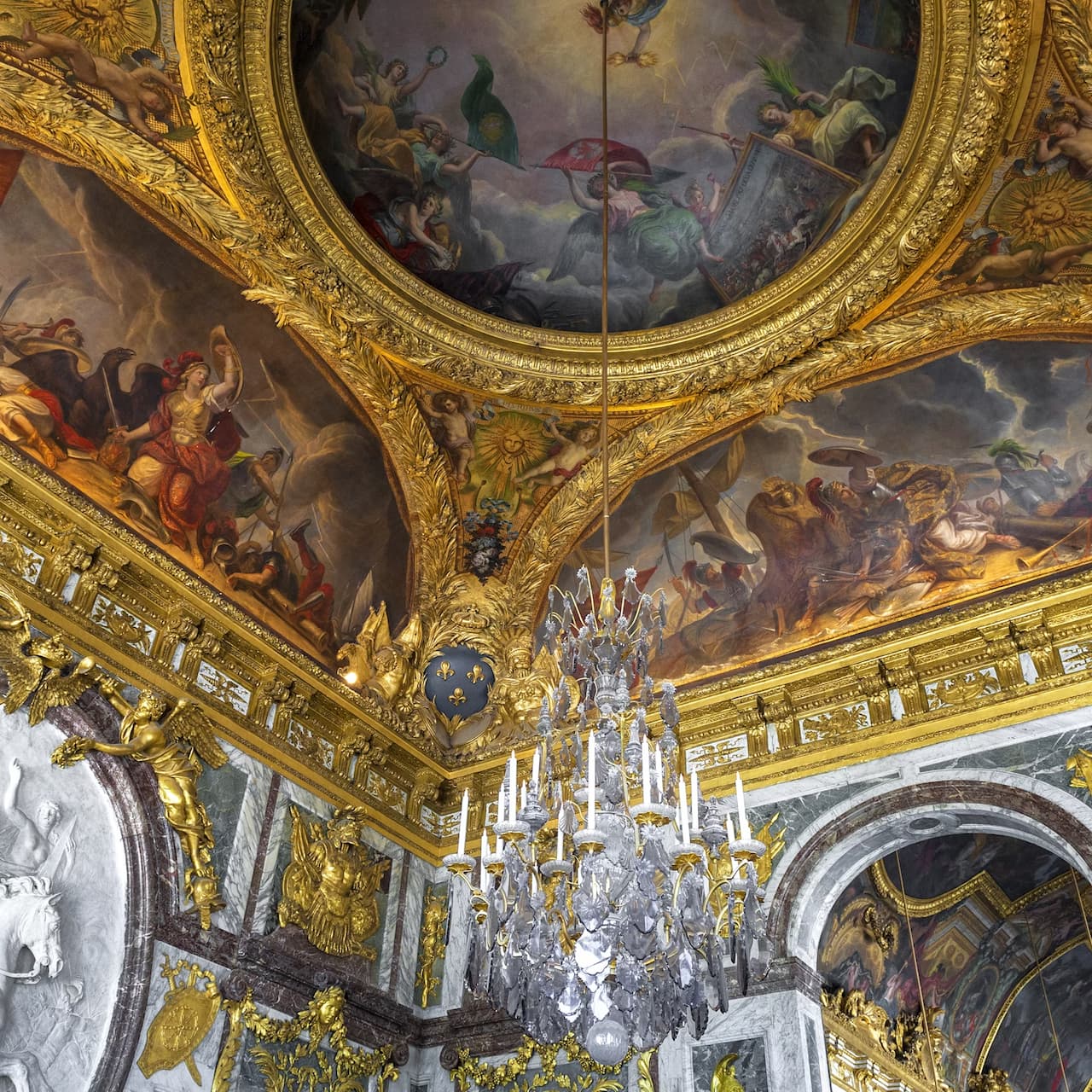 Wo befindet sich das Schloss von Versailles und wie kommt man dorthin?